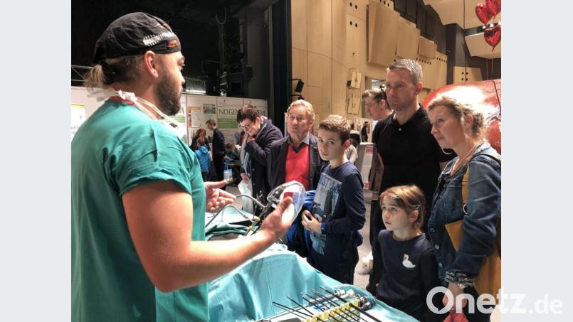 Ein Arzt demonstriert bei der vergangenen NOGEM einen minimal invasiven Eingriff. Die 2. Nordoberpfälzer Gesundheitsmesse (NOGEM) findet am Samstag und Sonntag, 28. und 29. September in der Weidener Max-Reger-Halle statt. Die NOGEM versteht sich als Messe für die ganze Familie, für Kinder und Jugendliche ist der Eintritt daher frei, Erwachsene zahlen drei Euro. Geöffnet ist an beiden Tagen jeweils von 10 bis 17 Uhr. Bild: Karin Wilck
