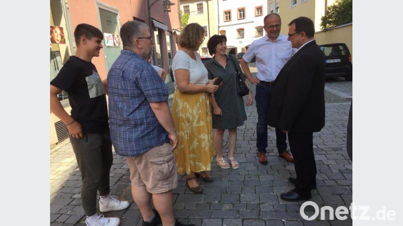 „Ich habe mich in Kemnath sehr wohl gefühlt“, versicherte Stadtpfarrer Konrad Amschl (rechts) allen, die sich von ihm verabschiedeten. Bild: jzk