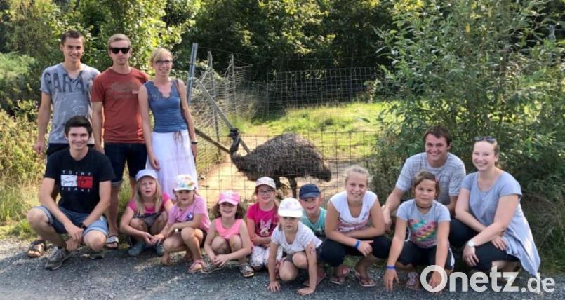 Die Mädchen und Jungen mit den Etzenrichter Kirwaleit&#039; unter Leitung von Lena Roth (hinten, Dritte von links) vor dem Emu-Gehege. Bild: fsb