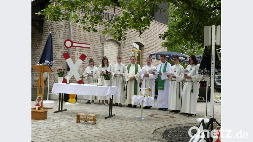 Die Gruppenleiter mit Pfarrer Konrad Willi, Jugendseelsorger Robert Willmann und Pater Ryszard Kubiszyn gestalteten den Gottesdienst. Bild: Anna Lehmeier