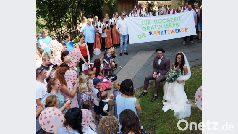 Die Kleinen des Kindergartens „Marktzwerge“ überraschten das Brautpaar mit ihrem Auftritt. Die Gleiritscher Blaskapelle spielte ein Ständchen. Bild: weu
