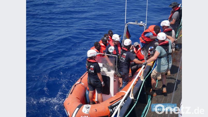 In Sicherheit: Die Flüchtlinge betreten vor der lybischen Küste das Rettungsschiff &quot;Eleonore&quot;. Bild: Johannes Filous/seacoverage