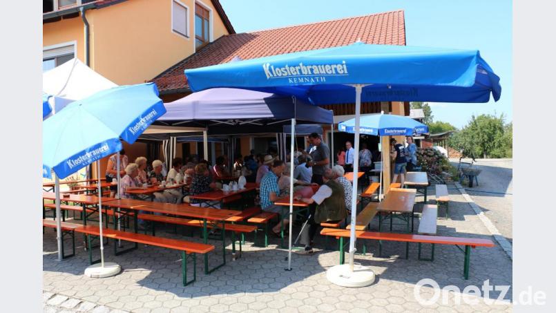 Nach der Andacht wurde auf dem Anwesen der Familie Zeitler gefeiert. Bild: rpp