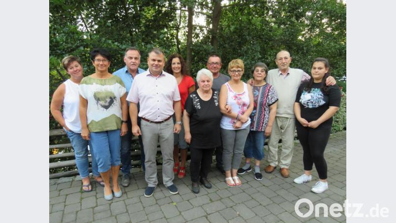 Campingplatzbetreiber Hans Senft, Bürgermeister Karlheinz Budnik und Fremdenverkehrsreferentin Sandra Henkens (Dritter bis Fünfter von links) danken den Familien für ihre Treue zur Schweinmühle und Windischeschenbach. Bild: adj