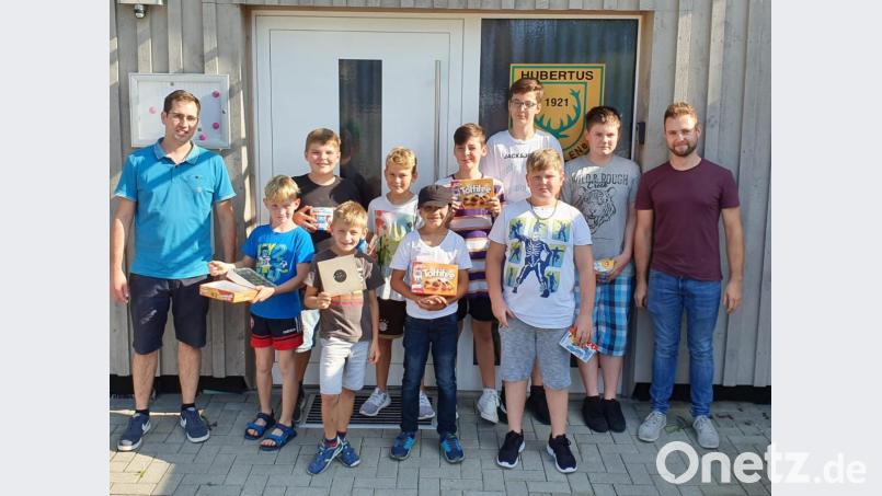 Schützenmeister Simon Kopp (links) und sein Stellvertreter Manuel Scharf (rechts) mit Teilnehmern am Ferienprogramm des Schützenvereins Hubertus Ursensollen. Bild: rin