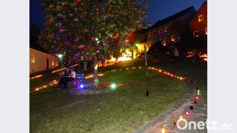 Auch der Lindenbaum wurde erleuchtet. Bild: sl