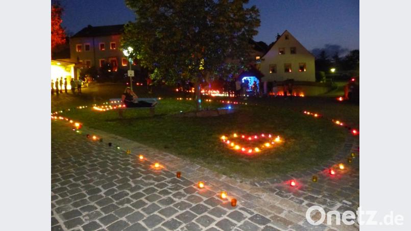 Die Bank neben der Linde lädt Verliebte ein. Bild: sl