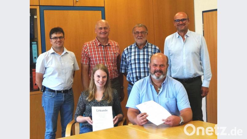 Die VG-Bürgermeister Maximilian Beer, Johann Graßl, Walter Schauer und Markus Dauch (hintere Reihe von rechts) gratulieren Jasmin Höfling zum Amt der Standesbeamtin und Geschäftsstellenleiter Jürgen Steinbauer zum Erwerb der Ausbildereignung. Bild: weu