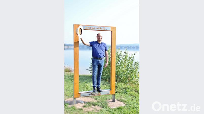 Bestens gelaunt stellte sich Albert Füracker, der bayerische Finanz- und Heimatminister, in den Holzrahmen, der als kleine Attraktion am Rande des Steinberger Sees aufgestellt wurde. Bild: Thomas Dobler