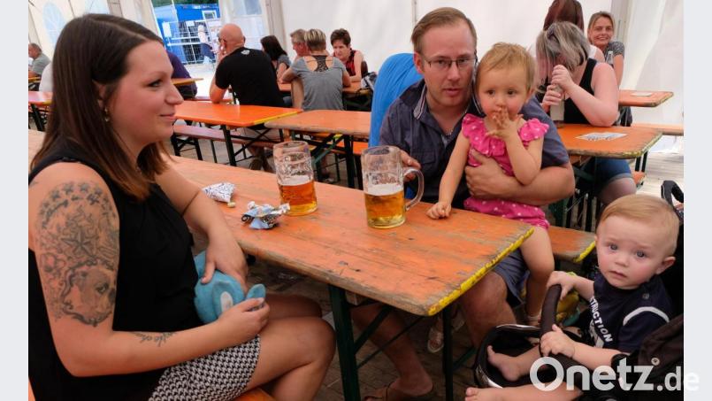 Jung und Alt haben beim Familiennachmittag am Sonntag im Festzelt eine angenehme Unterhaltung. Bild: lehner