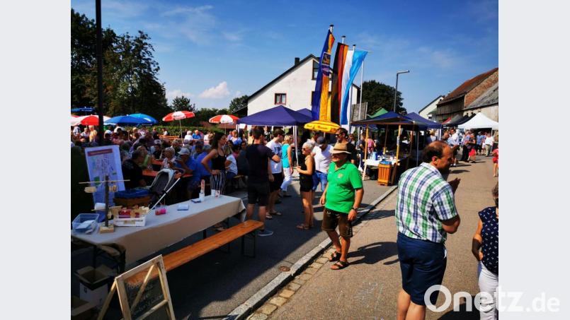 Einen Rundgang entlang der Stände unternahm Georg Zierer. Der Zweite Bürgermeister macht mit seinem grünen T-Shirt auf das Heimatfest aufmerksam. Bild: gz