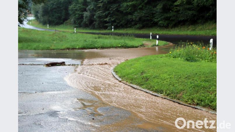 Das Wasser schießt vom Torgrangen über die Stegenthumbacher Straße Bild: jma