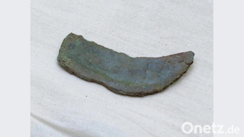 Als einen der bedeutendsten Funde am Rauhen Kulm bezeichnet Grabungsleiter Hans Losert ein Fragment einer Sichel aus der Bronzezeit. Dieses Werkzeug wurde nicht nur zum Schneiden von Getreide verwendet, sondern auch bei rituellen Handlungen benutzt. Bild: ow