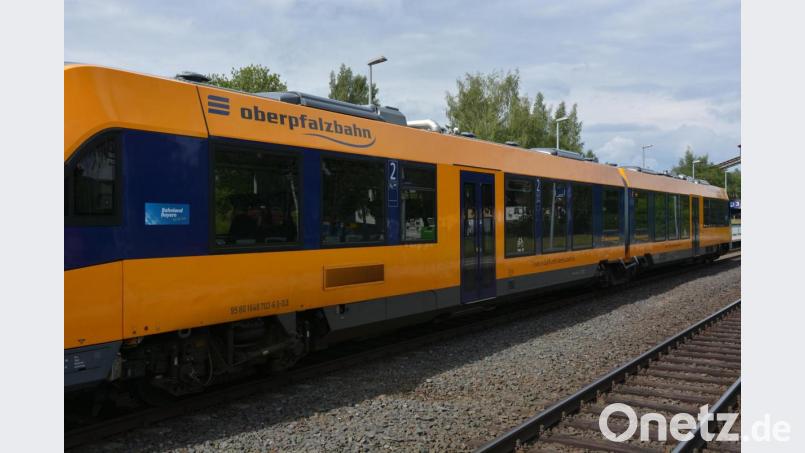 Ein Zug der Oberpfalzbahn am Bahnhof in Pechbrunn (Kreis Tirschenreuth). Ab 9. September soll der Verkehr wieder planmäßig laufen, sagt der Betreiber. Bild: jr