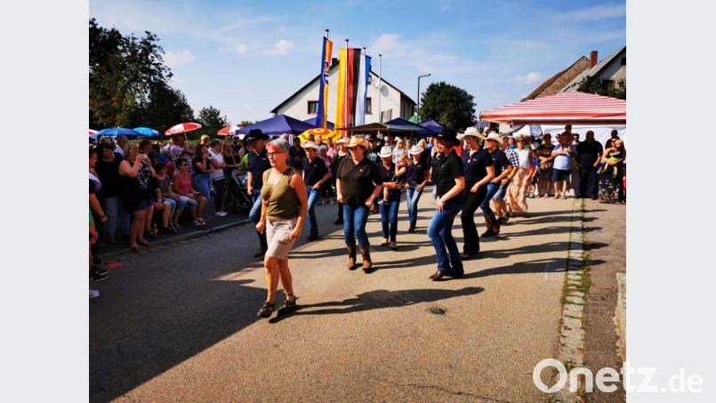 Den Line-Dancern aus Eslarn und Moosbach schließen sich auch Gäste an. Bild: gz
