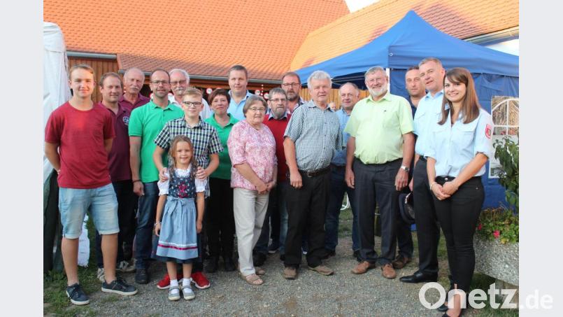 Jubilar Ludwig Gradl mit Ehefrau Maria (vorne, Mitte), seinen Enkelkindern Philipp (links), Dominik und Emma (vorne) sowie Bürgermeister Josef Schmidkonz (Vierter von rechts) und den Gratulanten. Bild: Susanne Forster