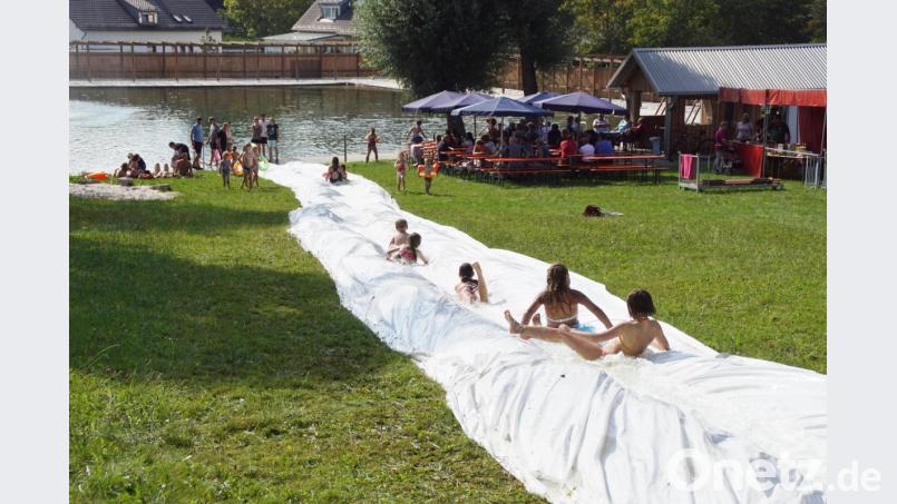 Am meisten beansprucht war beim Familiennachmittag am Moorbadgelände die von Feuerwehrleuten aufgebaute Wasserrutsche. Bild: mmj