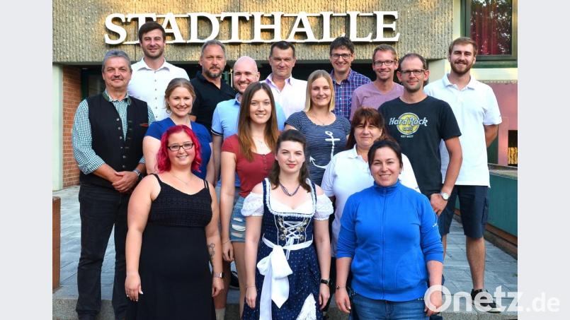 Tom Meyer (Sechster von links) ist neuer Präsident des Vohenstraußer Faschingsvereins. Aline Schneider (vorne, Mitte) kann den Wahlgang gegen Isabella Landgraf (links daneben) für sich entscheiden. Bild: fjo