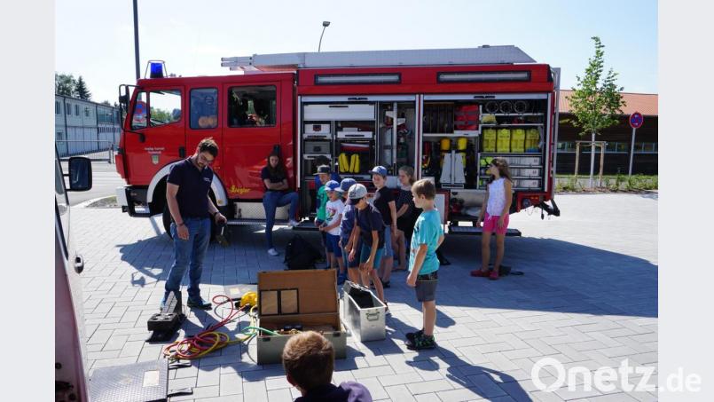 Ein abwechslungsreiches Programm hatten die Mitglieder der Feuerwehr für ihre jungen Besucher ausgearbeitet. Natürlich durfte der Blick in den Feuerwehrwagen nicht fehlen Bild: Freiwillige Feuerwehr Tirschenreuth/exb