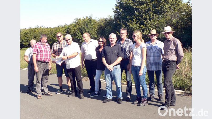 Beim Open-Air-Termin in Thurndorf machen sich der Bauausschuss sowie Vertreter vom Landratsamt ein Bild von der Sachlage. Thema sind Bauvoranfragen. Bild: lep