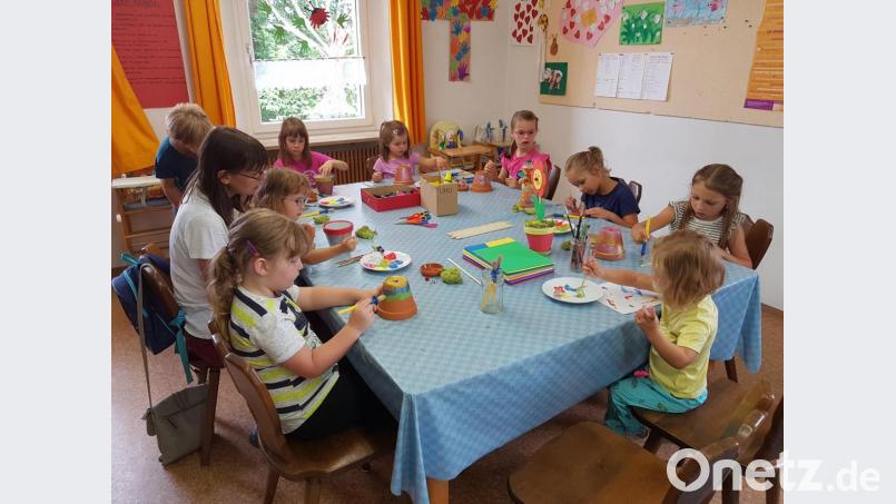 Beim Gestalten von Blumentöpfen konnten die Kinder ihrer Kreativität freien Lauf lassen. Bild: exb