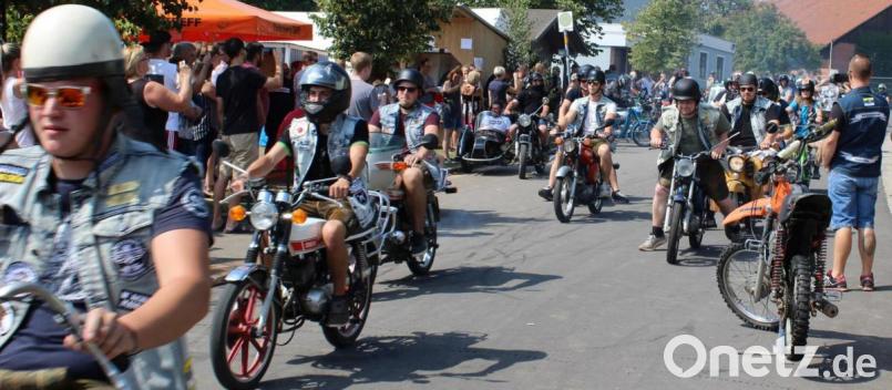 Die gemeinsame Ausfahrt von rund 150 Zweiradfahrern war der absolute Höhepunkt. Die knatternden und qualmenden Maschinen waren ein echter Hingucker. Bild: att