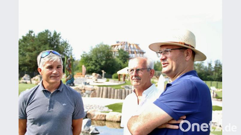 Im Gespräch mit Steffen Wild (links) ließen sich der Steinberger Bürgermeister Harald Bemmerl (Mitte) und Staatsminister Albert Füracker (rechts) dessen Sporteinrichtungen erklären, zu denen unter anderem der Adventure-Minigolfplatz gehört, auf dem diese Aufnahme entstanden ist. Bild: Thomas Dobler