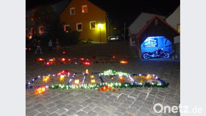 Die leuchtende Burganlage mit dem Motorrad im Bushäuschen. Bild: sl