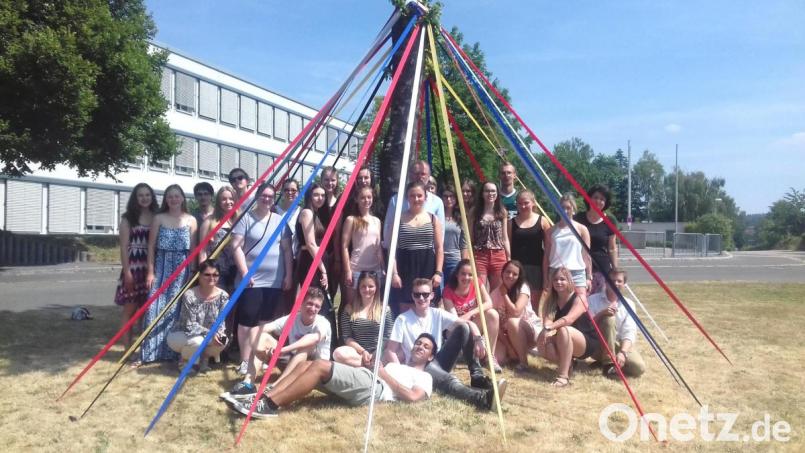 Vor zwei Jahren starteten die Jugendlichen aus Prag und Oberviechtach vor dem Gymnasium eine besondere Aktion: Bänder in den deutschen und tschechischen Nationalfarben bringen beim &quot;Kulturfrühling bunt&quot; die Verbundenheit der Schüler aus beiden Ländern zum Ausdruck. Bild: lg