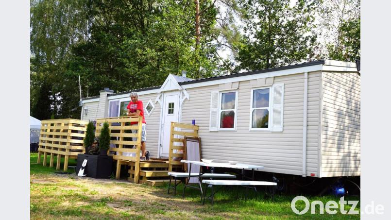 Sein Tiny House hat Frank Bradl mit einer Veranda ergänzt. Er schätzt hier die Ruhe auf dem Campingplatz in freier Natur. Bild: bkr