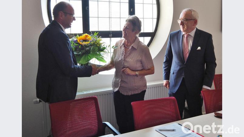 Klinikvorstand Josef Götz (links) dankt mit einem Blumenstrauß Stiftungsinitiatorin Renate Körber. Mit dabei auch Ludwig Zitzmann, Vorstandsvorsitzender der Sparkasse Oberpfalz Nord. Bild: Bühner
