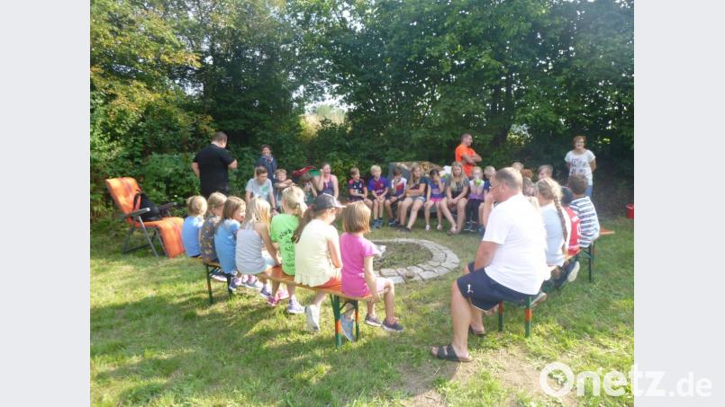 Die „Outdoor-Kids“ beim Ferienprogramm des Waldvereins zusammen mit dem Sportverein. Bild: exb