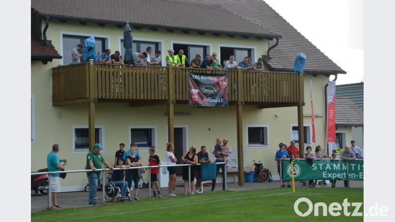 Die Zuschauer auf dem Balkon des SV-Sportheims hatten den wohl besten Überblick. Bild: jr