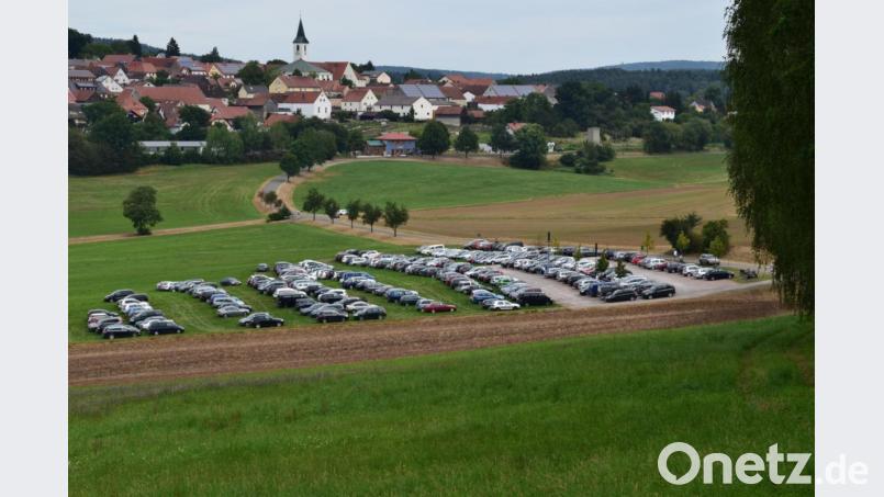 Blick vom Mausberg auf Gebenbach. Der Parkplatz ist schon voll? Von wegen! Der Parkplatz ist nicht das Problem, er könnte bei weitem mehr Austos fassen als der Mausberg Wallfahrer.Dabei ist der Weg vom Parkplatz bis zur Wallfahrtskirche nicht einmal hundert Meter. Entlang an den wunderschön geschmückten Kreuzwegstationen geht es dem Berg hinauf. Bild: swo