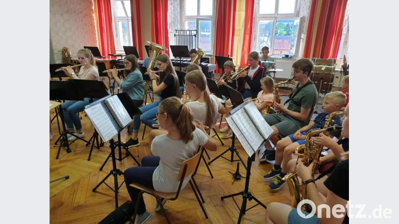 Die Mitglieder des Jugendorchesters dürfen zum ersten Mal mit den Älteren musizieren. Bild: sns