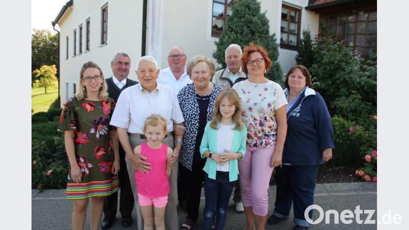 Im Kreis seiner Familie und vieler Gratulanten, darunter auch Stadtpfarrer Alfons Kaufmann und Bürgermeister Heiz Weigl (hinten von links) feierte Georg Baumer (Dritter von links), bei guter Gesundheit seinen 80. Geburtstag. Bild: cv