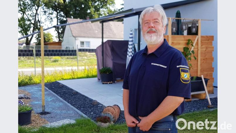 Stefan Zrenner (61) in seinem Garten in Etzenricht, wo er seit Dezember 2018 lebt. Er engagiert sich seit fast 25 Jahren ehrenamtlich in der Sicherheitswacht Weiden. Bild: jak