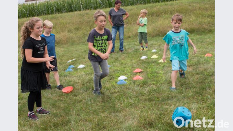 Viel Spaß hatten die teilnehmenden Kinder beim "Mensch ärgere Dich nicht" spielen zum Ferienprogramm. Bild: exb