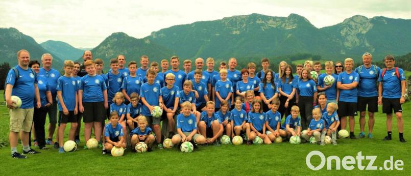 Die Teilnehmer des BLSV-Sportcamps, hier einheitlich in ihren „Inzell 2019“ T-Shirts, erleben zusammen eine unvergessliche Woche im Schmuckkästchen des Bayerischen Sports. Bild: jml