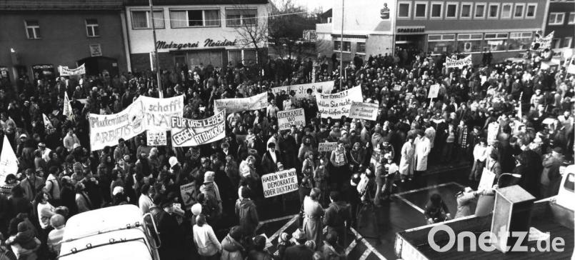 Starkes zivilgesellschaftliches Engagement im Landkreis: Großdemonstration im Dezember 1980 in Mitterteich. Innerhalb weniger Wochen konnte eine Bürgerinitiative – ohne digitale Netzwerke – rund 6.000 Menschen aktivieren. Der Widerstand gegen „Atommüll im Grenzland“ blieb zwar erfolglos, intensiv genutzt wurden Meinungs- und Pressefreiheit, das Demonstrationsrecht und Versammlungsfreiheit. Man sollte diese Bürgerrechte stärker schätzen, sie seien beileibe keine Selbstverständlichkeit, meint Friedrich Wölfl. Bild: Otto Fürst/exb