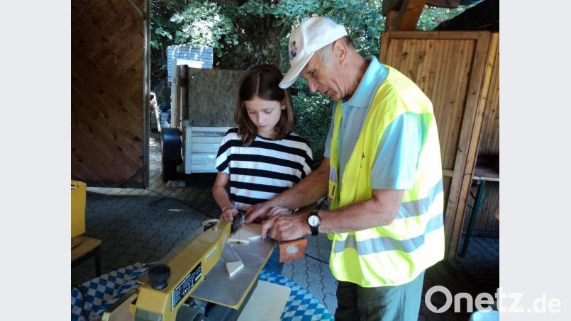 Willi Hartinger zeigte den Kindern genau, was sie im Umgang mit der Dekupiersäge beachten müssen. Bild: ksi