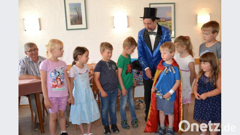Zauberer Franz aus Waldsassen begeisterte die Kinder beim Ferienprogramm-Beitrag der Moosbacher SPD. Bild: gi