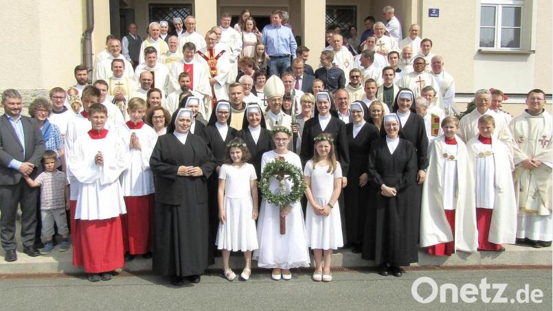 Erinnerungsfoto mit Erzbischof Ludwig Schick (Mitte) nach der Professfeier. Bild: sck