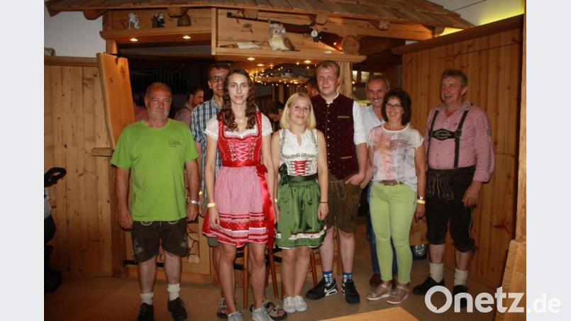 Die Gewinner des diesjährigen &quot;Sie-Er-Schießens&quot; in Oberbibrach. Schützenmeister Günter König (links) und Vorsitzender Gerhard Thurn (rechts) gratulieren. Bild: edo