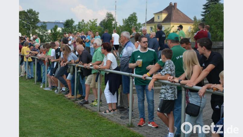 Knapp 450 Zuschauer kamen zum Jubiläumsspiel an die Marktredwitzer Straße. Bild: jr