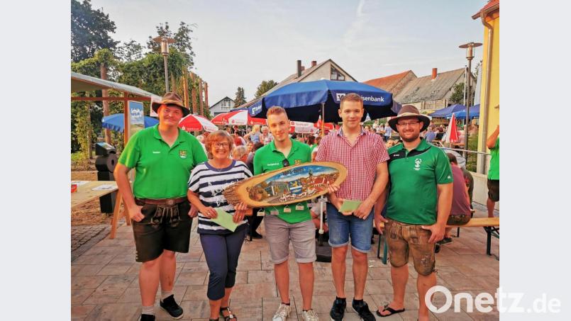 Im Namen der Hubertusschützen gratulierten Schützenmeister Daniel Biermeier (li) und Stellvertreter Markus Werner (re) der Zweittplatzierten Franziska Eichermüller, dem Marktmeistser Andreas Sorgenfrei und dem Dritten Thomas Grießl (von links) zu ihren Erfolgen. Bild: gz