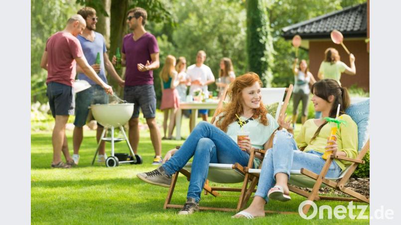 Kühle Drinks mit Freunden, leckeres Essen - eine Gartenparty ist im Sommer ein besonderes Highlight. Bild: exb