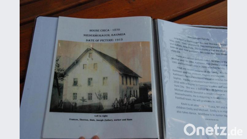 Das Gillitzer-Haus in Niedermurach wurde circa 1870 gebaut. Die Aufnahme stammt aus dem Jahr 1913 und zeigt auch Joans Mutter Theresa (Zweite von links) und ihren Großvater Joseph (Vierter von links). Bild: Portner