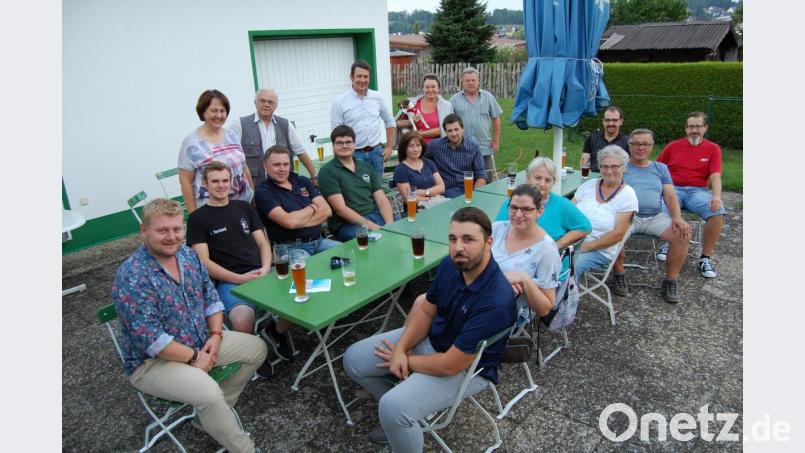 Unter dem Motto &quot;Wo drückt der Schuh&quot; hatte CSU-Ortsvorsitzender Dominik Baschnagel (links) zu einem &quot;Biergartengespräch&quot; ins Altenstädter Schützenheim eingeladen. Bild: sm