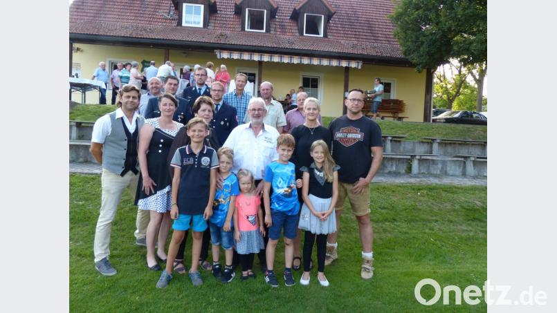 Toni Kellermann (vorne, Mitte) hat am Dienstag im Kreis seiner Familie und mit vielen Vereinsvertretern vor "seinem" Sportheim in Neudorf 70. Geburtstag gefeiert. Bild: hme